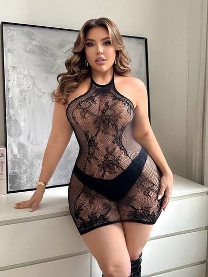 大码黑色蕾丝吊带内衣，透视网纱+修身剪裁，适合曲线身材的私密场合
