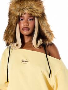 SUMWON WOMEN Oversized Off-Shoulder Hoodie mit Kunstfell-Kapuze und Marken-Logo-Muster, Herbst-Winter Streetstyle Oberteil - Gelb - Übersicht 4