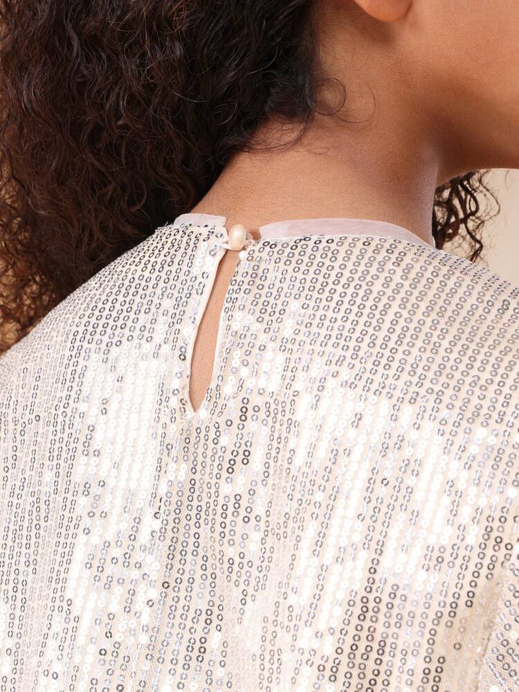 Paillettenbesetztes Minikleid mit flatternden Ärmeln und Tüll