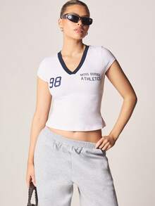 MISSGUIDED 大学款婴儿 T 恤 V 领盖袖修身短款上衣复古学院风夏季网球 Y2K 学生号码校园风格基本款 - 藍白色 - 查看 1