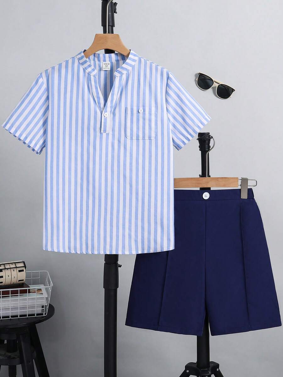 SHEIN 1. 海军风条纹套装： - 条纹翻领半拉链短袖衬衫 - 百褶短裤 - 采用透气亲肤面料 - 学院风夏季穿搭 - 适合海滩度假和日常穿着 - 绅士小众设计 - 彩色 - 查看 1