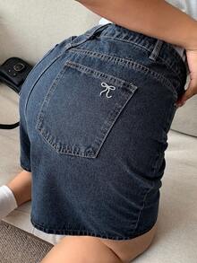 Dazy Plus 深蓝色水洗蝴蝶刺绣后袋直筒牛仔短裤，春夏款 - 深色水洗藍 - 查看 2