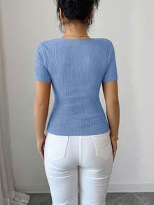 Elenzga 新款女士优雅不对称领口3D玫瑰金纽扣装饰弹力纹理短袖T恤，春夏蓝色夏季短袖上衣，浅蓝色上衣，优雅潮流女士上衣，女士短袖上衣，休闲女士上衣，夏季优雅女士上衣 - 藍色 - 查看 2