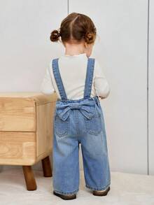 女婴奶牛印花牛仔背带裤，带蝴蝶结装饰，宽松版型 - 淺色水洗藍 - 查看 2