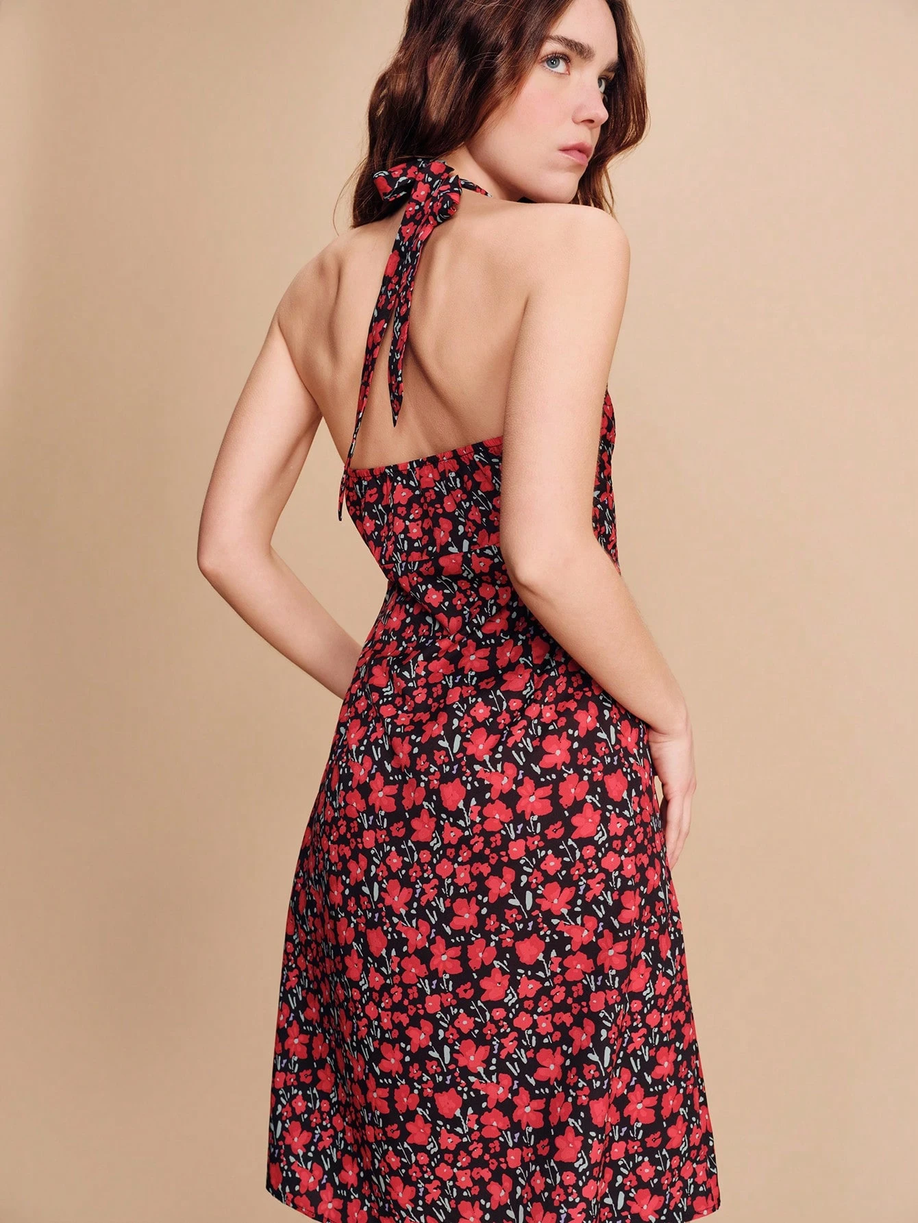 Sukienka midi bez rękawów w kolorze czarnym z nadrukiem kwiatowym