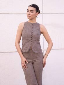 Andrea Bello Bộ vest Houndstooth cổ điển màu nâu, Áo vest và quần đơn hàng khuy Houndstooth dành cho nữ, Bộ đồ đi làm thường ngày 2 món, Bộ vest và quần, Bộ quần nâu, Bộ quần trang trọng, Bộ quần Houndstooth, Áo không tay và quần, Bộ vest Houndstooth, Bộ quần ống rộng, Bộ vest nữ, Trang phục may đo, Trang phục công sở tối giản, Thời trang công sở mùa thu. Bộ đồ hai mảnh vải tuýt mùa đông, Bộ đồ hai mảnh không tay, Bộ đồ tuýt màu nâu, Bộ đồ tuýt xếp ly dành cho nữ, Bộ đồ hai mảnh thường ngày - màu nâu - Xem 1