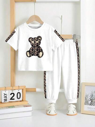 SHEIN 2件套男童休闲经典时尚拼接复古花卉熊元素运动风街头时尚宽松舒适短袖T恤裤套装，适合春夏穿着