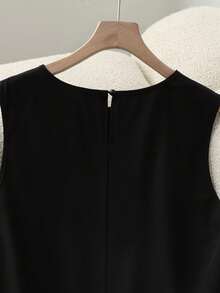 GlowEve CURVE 大码春夏优雅休闲圆领无袖连衣裙，饰有金色纽扣，A字裙摆。简约时尚的黑色中长款女装，通勤必备。适合春季、夏季穿着，优雅百搭，休闲百搭，夏季度假必备，黑色连衣裙，婚礼宾客礼服，海滩度假礼服，商务女装。优雅女装，职业装，黑色女装，女士正式礼服，经典连衣裙，男士经典连衣裙。 - 黑色 - 查看 8