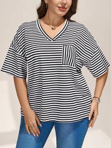 SHEIN LUNE 大尺碼女款夏季黑白配色V領口袋短袖寬鬆休閒航海風T恤，日常上衣，機場穿搭 - 黑與白 - 查看 3