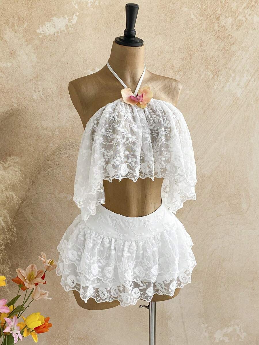 Soleia 女士露背吊带系带花卉刺绣荷叶边下摆上衣和迷你裙两件套，适合约会和派对穿着 - 白色 - 查看 1