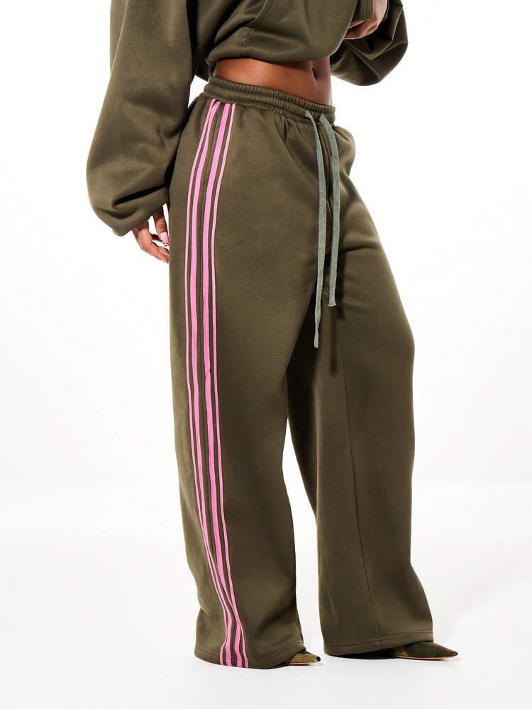 SUMWON WOMEN Off Duty Graphic Jogger With Side Stripes