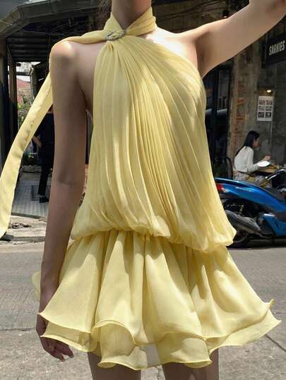 SHEIN Glamour 女士黄色雪纺提花波点褶皱金属扣荷叶边短连衣裙，女士优雅时尚度假派对连衣裙，女士浅黄色连衣裙