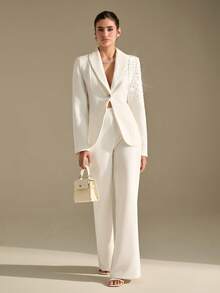 CLARA VERO 这款镶钻白色套装包含一件修身外套，饰有水钻和宝石细节，臀部宽松，金色双扣设计，搭配一条阔腿长裤，是优雅活动或晚宴的完美之选。套装采用厚实的双层白色面料，配有全衬里，版型挺括有型。 - 白色 - 查看 5