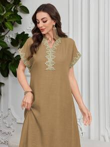 Al Najma Đầm thanh lịch cổ đứng thêu hoa, tay raglan, cổ bẻ - màu nâu - Xem 1