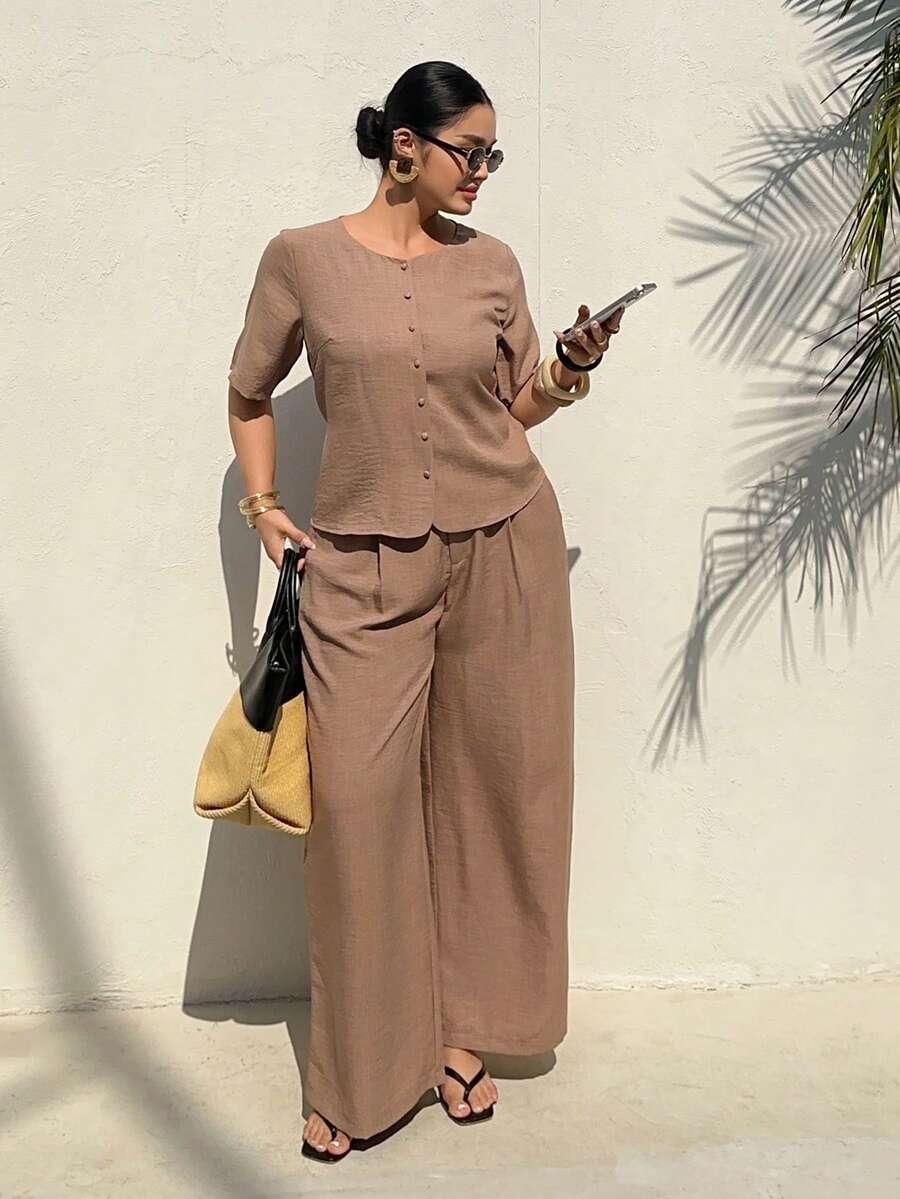 Dazy Plus Conjunto informal de 2 piezas de talla grande para mujer, con blusa de manga corta y pantalones en unicolor, para uso en verano - Marrón - Ver 1