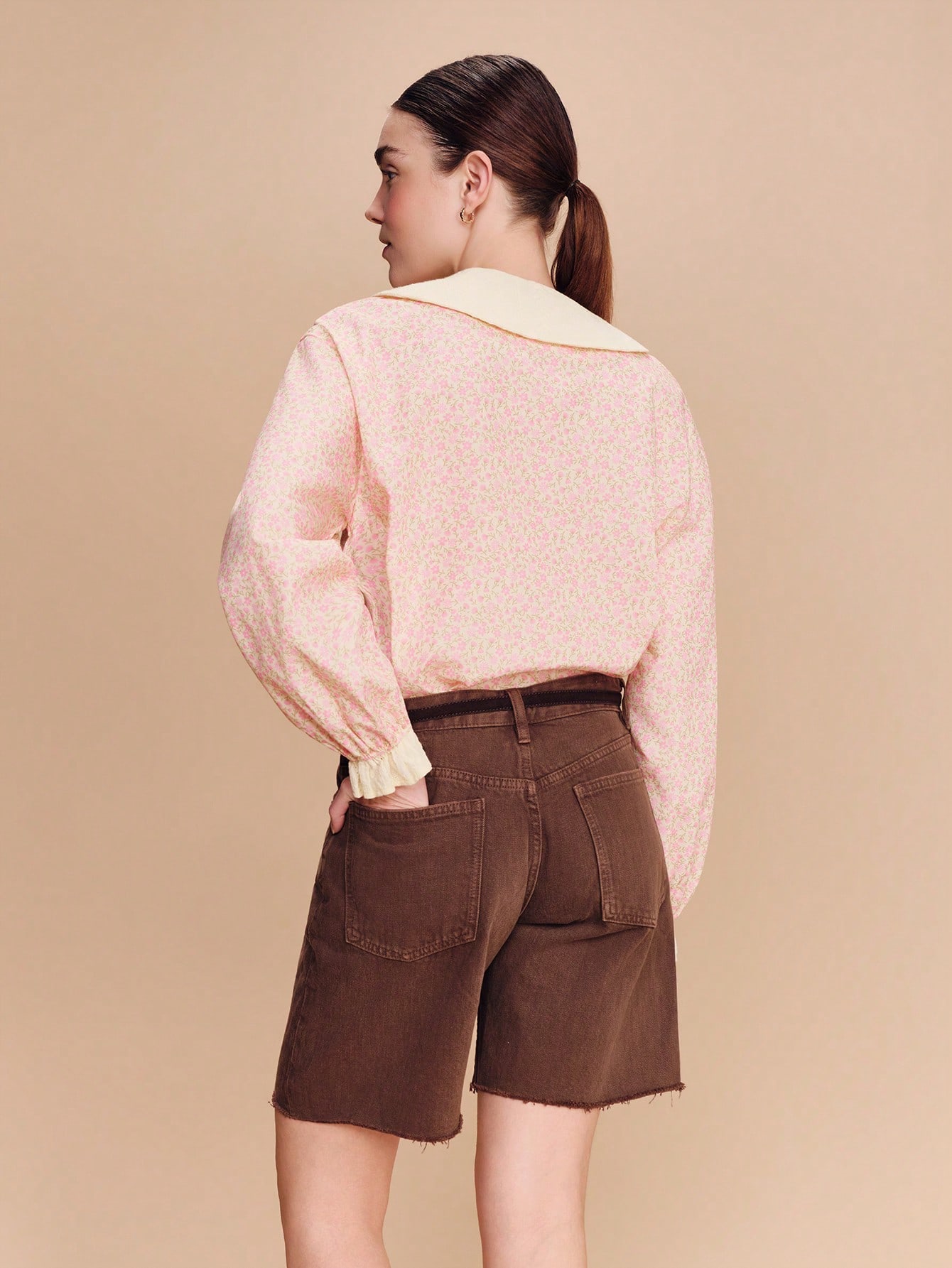 Hellgelbes Blumenhemd mit Gänseblümchen-Besatz und strukturiertem Stoff