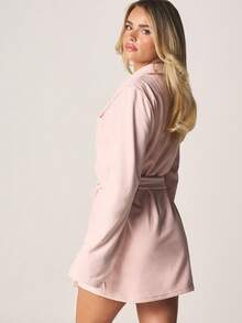 Missguided x Playboy 蓬松柔软的羊毛绒浴袍，配有系带和披肩领，让您在家享受舒适休闲时光 - 粉色 - 查看 2