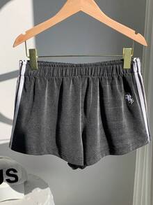 Comfortcana Plus Size Women Elastic Waist Side Stripe Snow Flake Print Shorts - Grey - View 4