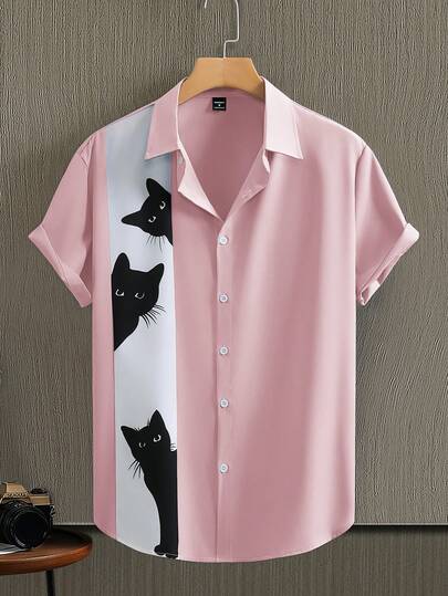 Manfinity Homme قميص كاجوال للرجال بطبعة قطة سوداء كرتونية وألوان متباينة، أكمام قصيرة، مناسب للصيف والاستخدام اليومي