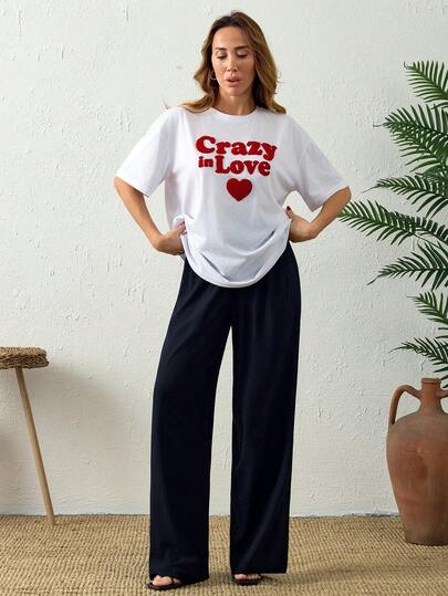 Cloudara Set composto da maglietta bianca a maniche corte con ricamo rosso "CRAZY IN LOVE" e pantaloni neri a gamba ampia