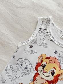 SHEIN Bộ đồ hai mảnh mùa hè cho bé trai gồm áo không tay cổ tròn in hình sư tử hoạt hình và quần short màu vàng, dễ thương, năng động và đáng yêu với các chi tiết tinh tế. Được làm từ vải dệt kim và có kiểu dáng rộng rãi, phù hợp cho nhiều dịp khác nhau như khám phá ngoài trời, tập thể dục, mặc ở nhà, đi sở thú, đến trường học và tham dự các bữa tiệc. - Màu vàng - Xem 4