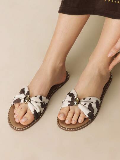Styleloop Estilo bohemio de las mujeres Lazo de felpa con estampado de vaca con hebilla de metal y gran borde de metal, cómodas zapatillas planas de punta redonda, adecuadas para estilo bohemio, moda, viajes cómodos, ocio, vacaciones, playa de verano, festivales