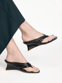 Mnmlis 女士交叉绑带露趾坡跟凉鞋，亮黑色皮革，简约优雅风格，适合夏季户外活动、通勤、购物、约会、休闲穿着，舒适增高 - 黑色 - 查看 1