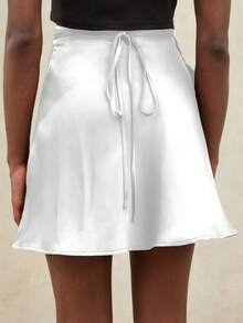 Aveloria Modichic 新款经典法式优雅简约缎面纯色系带可调节腰围休闲高腰半身裙，女士款 - 白色 - 查看 2