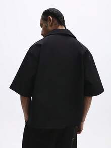 SUMWON Camisa de manga corta con botones y cuello casual, estilo streetwear, con estampado de letras góticas para uso diario - Negro - Ver 2
