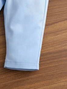 四件套男婴正式绅士套装，包括白色针织长袖衬衫（带领结）、浅蓝色装饰口袋长袖西装外套、单排扣马甲和松紧腰长裤。白色衬衫搭配浅蓝色西装外套，尽显优雅气质，使整套服装看起来整洁时尚，适合度假、正式场合、婚礼、婚礼宾客、花童、伴郎以及返校季/婚礼男婴服装。 - 彩色 - 查看 8
