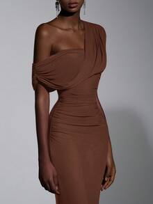 Elitara 2025 New Elegant Brown Mesh One-Shoulder Ruched Decor Fitted Maxi Dress, Suitable For Weddings, Formal Events, Bridesmaid Dresses - Brown - View 2
