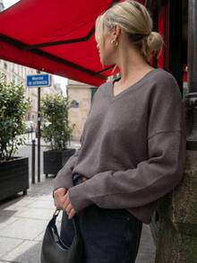 Ontre 女士宽松V领超大长袖不对称下摆针织毛衣，舒适柔软纱线，时尚休闲商务装，适合办公室、通勤、机场等各种场合，四季皆宜。灰色薄款毛衣，V领设计，情人节特别款，高端优雅复古邮轮婚礼宾客装扮。 - 灰色 - 查看 2