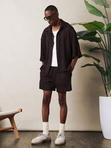 SUMWON Ensemble coordonné de deux pièces avec chemise à boutons texturée côtelée et short à cordon de serrage, idéal pour les vacances - Noir - Voir 1