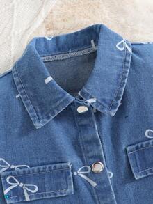 SHEIN Genkimix Kids Bộ đồ hè 3 món cho bé gái: Áo khoác denim tay ngắn màu xanh dương in hình bướm và nơ, chân váy denim cùng màu, áo tank top trắng - Thích hợp cho đi học, du lịch, họp mặt gia đình, chụp ảnh và mặc thường ngày. - Màu xanh lam - Xem 6