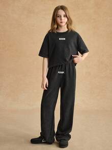 SHEIN مجموعة قميص وبنطلون فضفاض قصير كاجوال لفتيات المراهقات ATHLOW، مزينة بملصق منسوج - رمادي غامق - مشاهدة 3