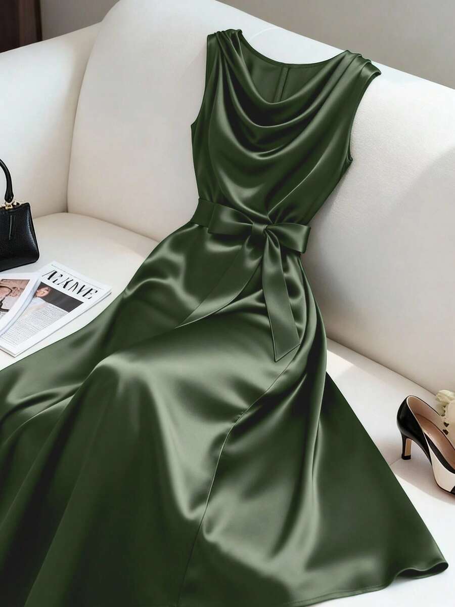 GlowEve CURVE Elegancka sukienka bez rękawów dla kobiet w dużych rozmiarach z kokardką w talii - Ciemnozielony - Zobacz 1