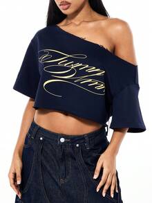 SUMWON WOMEN Top de manga larga con diseño asimétrico, estampado de guión en azul marino y borde deshilachado, con hombros descubiertos y corto - Azul - Ver 4