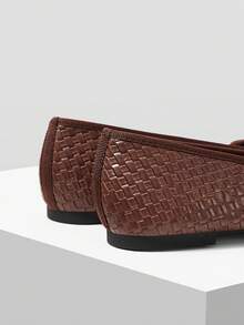 Mnmlis 女士棕色编织蝴蝶结装饰方头平底套脚鞋，棕色PU编织材质，法式捏嘴芭蕾舞鞋 - 棕色 - 查看 7