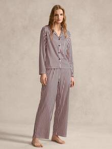 SHEIN 女士睡衣套装，采用柔和的粉色和沉稳的黑色竖条纹图案，翻领纽扣前襟设计，带口袋，既保留了睡衣的舒适感，又以经典的条纹元素提升了时尚感，视觉上还能显瘦。 - 彩色 - 查看 3