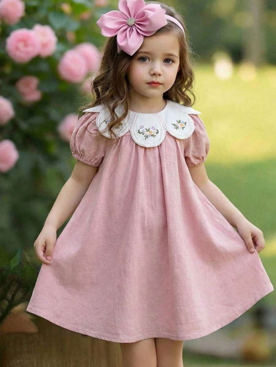 Emery Rose Kids Đầm bé gái kiểu đồng quê thêu hoa, cổ bèo nhún, tay phồng, đầm cổ tròn họa tiết hoa phối màu tương phản, đa năng. - Hồng - Xem 1