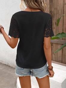 SHEIN LUNE Áo thun nữ tay ngắn cổ chữ V phối ren, có khuy cài, kiểu dáng thường ngày, thích hợp cho mùa hè. - màu đen - Xem 2