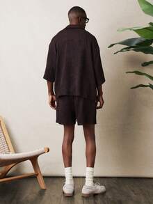 SUMWON Ensemble coordonné de deux pièces avec chemise à boutons texturée côtelée et short à cordon de serrage, idéal pour les vacances - Noir - Voir 2