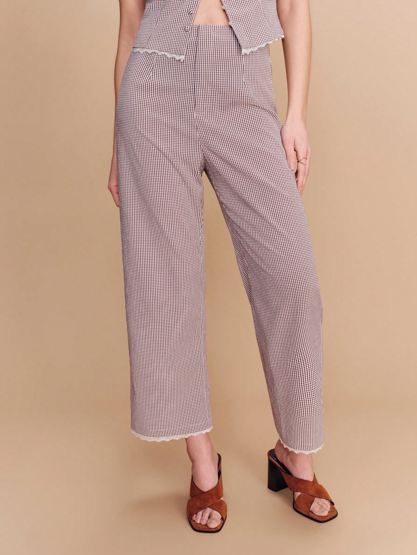 Calça Reta com Detalhes de Renda na Barra em Tecido Xadrez