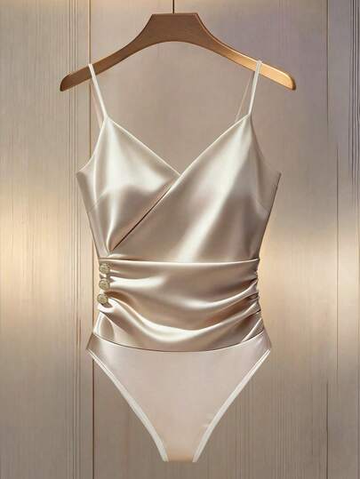 SHEIN PETITE Mono ajustado con cuello en V cruzado, sin mangas, con volantes y decoración de botones, mono dorado, blusa de satén, mono sin mangas, top con cuello drapeado, mono beige