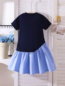 Genkimix Kids 女童蓝色舒适圆领短袖拼接可爱休闲校园风钩针3D花朵装饰连衣裙，舒适休闲夏季女童服装蓝色花朵细节连衣裙海军蓝花朵女童连衣裙少女蓝色连衣裙蓝色碎花连衣裙 - 藍色 - 查看 2