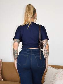 Arliah 女式夏季简约 Y2K 基本款日常休闲返校街头风弹力白色宽松褶皱短款 T 恤 - 藏蓝色 - 查看 2