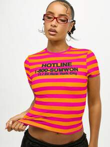 SUMWON WOMEN 条纹标语T恤，印有热线文字，短袖圆领露脐上衣，女士夏季休闲装 - 彩色 - 查看 1