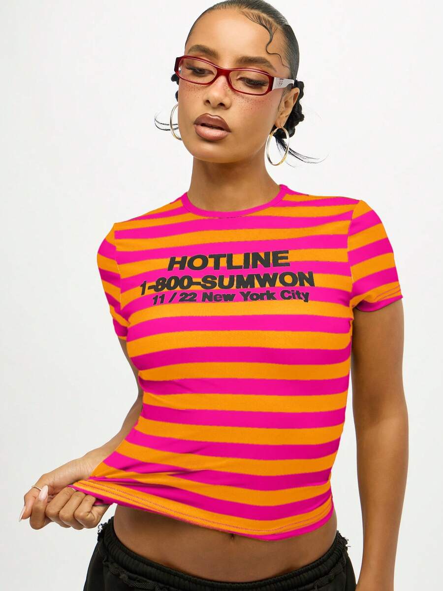 SUMWON WOMEN 条纹标语T恤，印有热线文字，短袖圆领露脐上衣，女士夏季休闲装 - 彩色 - 查看 1