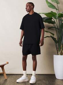 SUMWON Conjunto de camiseta de cuello redondo y pantalones cortos casuales en color negro con estampado de texto en la espalda para hombre - Negro - Ver 6