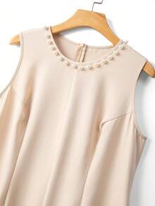 GlowEve CURVE 大码女装两件套：优雅黑色撞色珍珠串珠饰边V领长袖开衫外套和圆领珍珠装饰长裙，适合秋冬季休闲、工作和派对场合。 - 卡其色 - 查看 4